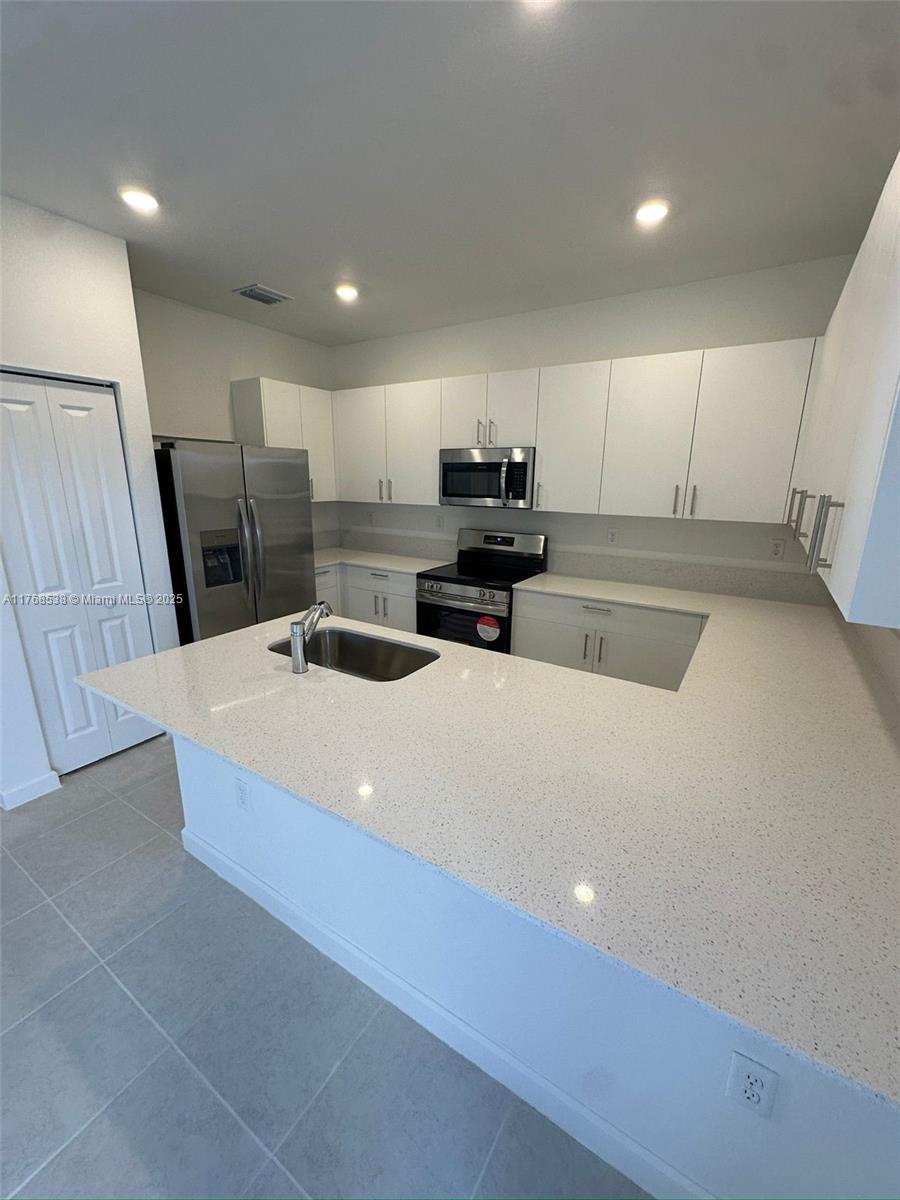 Rental Property at 2848 Se 26 Ter 2848, Homestead, Miami-Dade County, Florida - Bedrooms: 3 
Bathrooms: 3  - $2,450 MO.