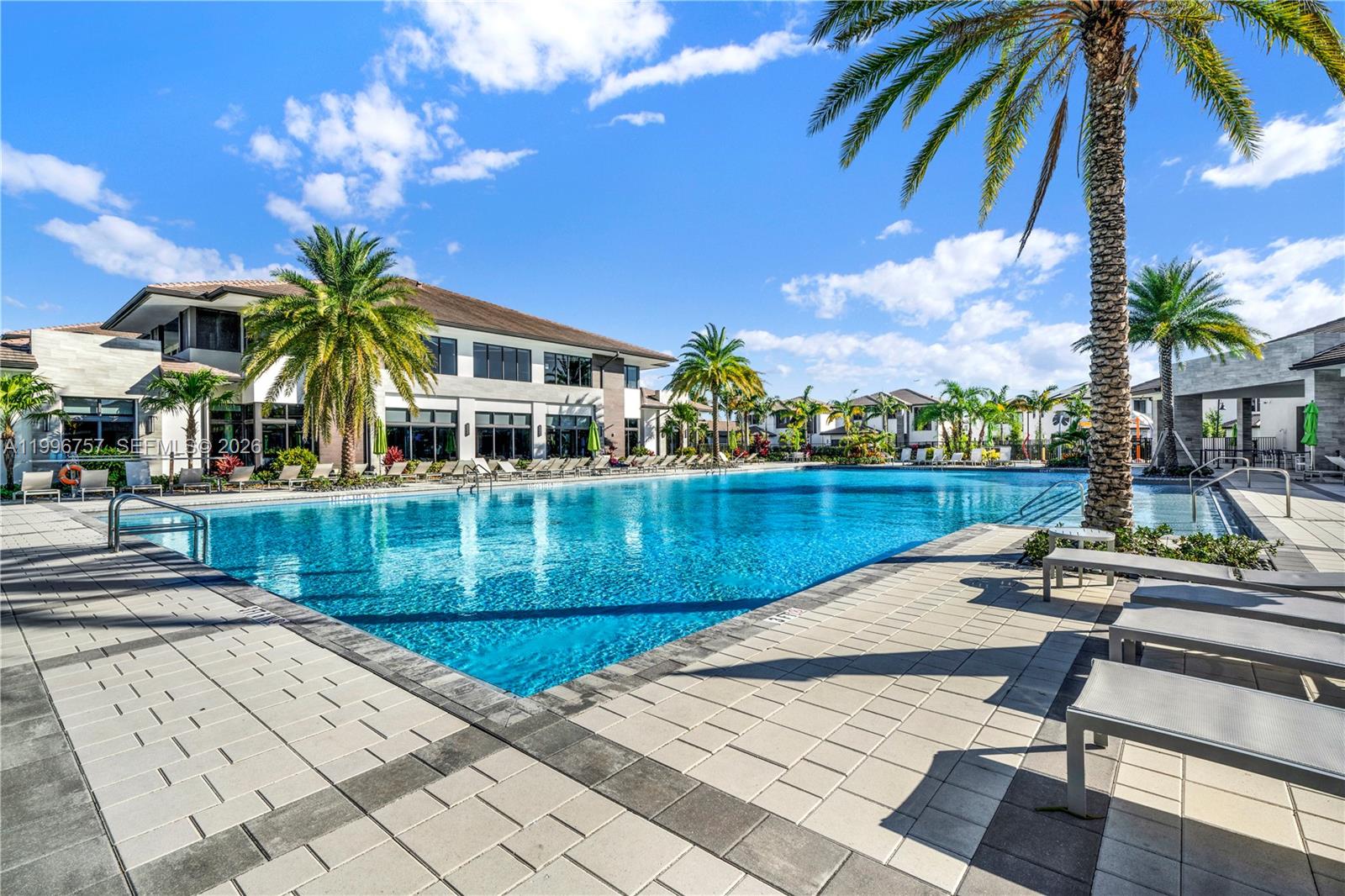 DOWNTOWN DORAL SOUTH PHAS - Residential