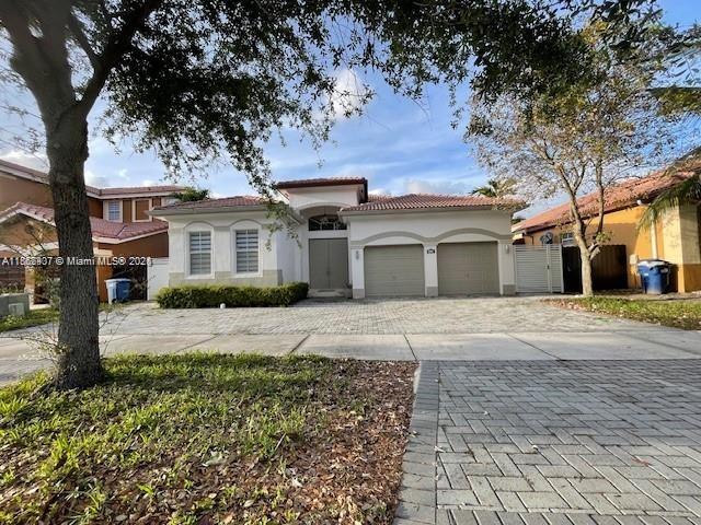 2 BEDROOM 2 BATH HOME W/ 2 CAR GARAGE AND BACKYARD. SPLIT BEDROOM. EXCELLENT LOCATION. CLOSE TO I-75 AND TURNPIKE.