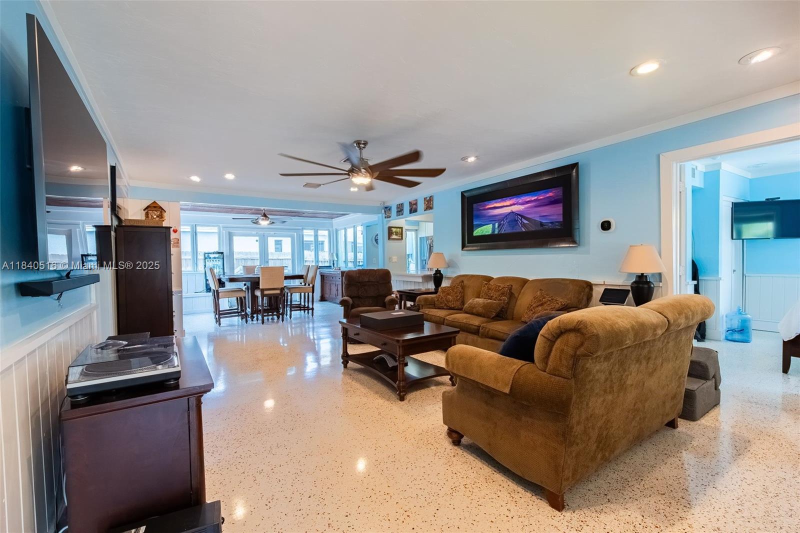 NORTHRIDGE - Residential