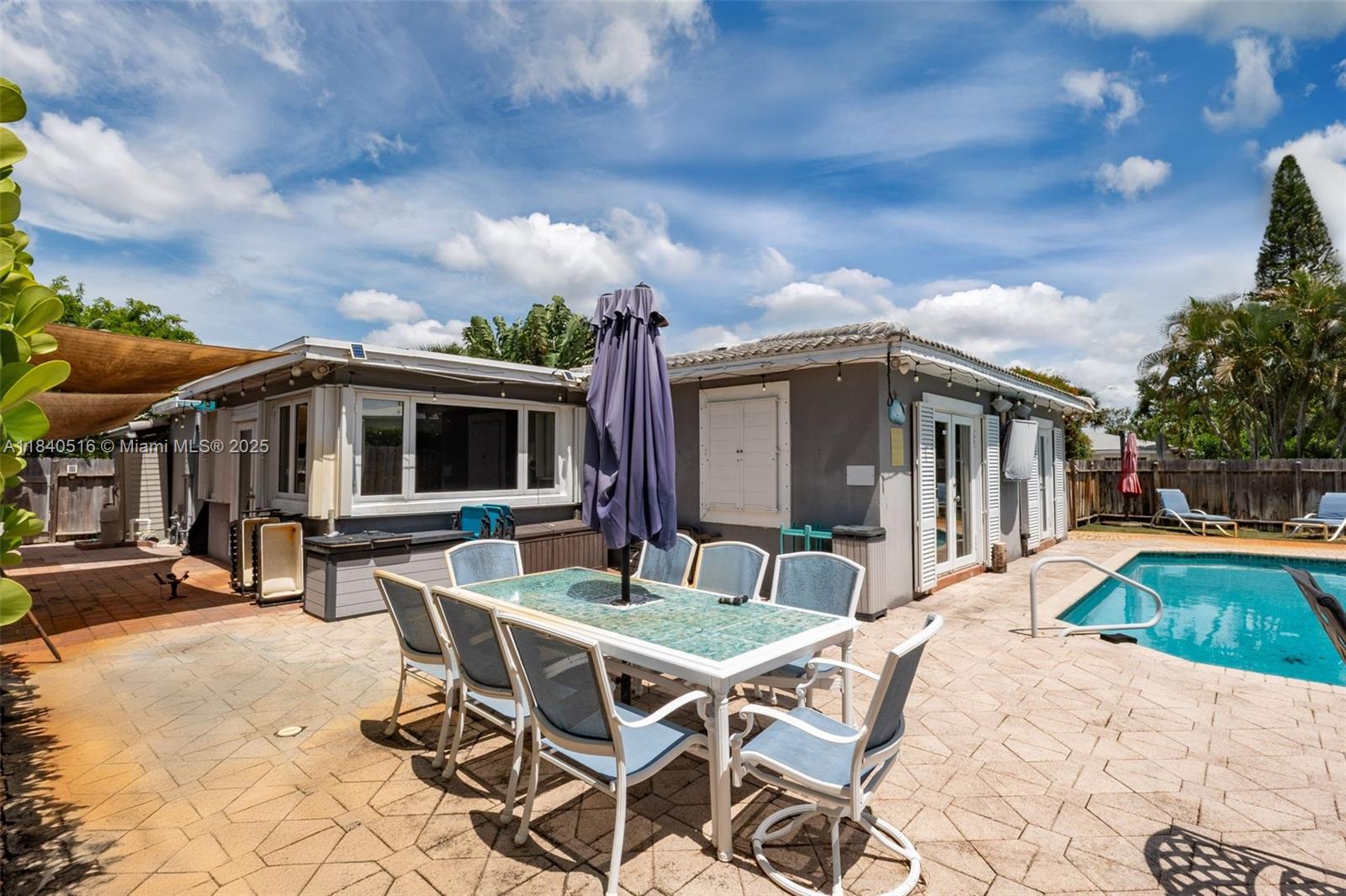 NORTHRIDGE - Residential