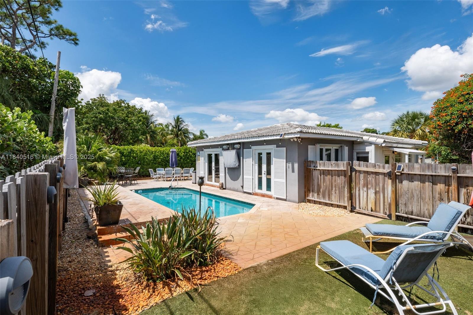 NORTHRIDGE - Residential
