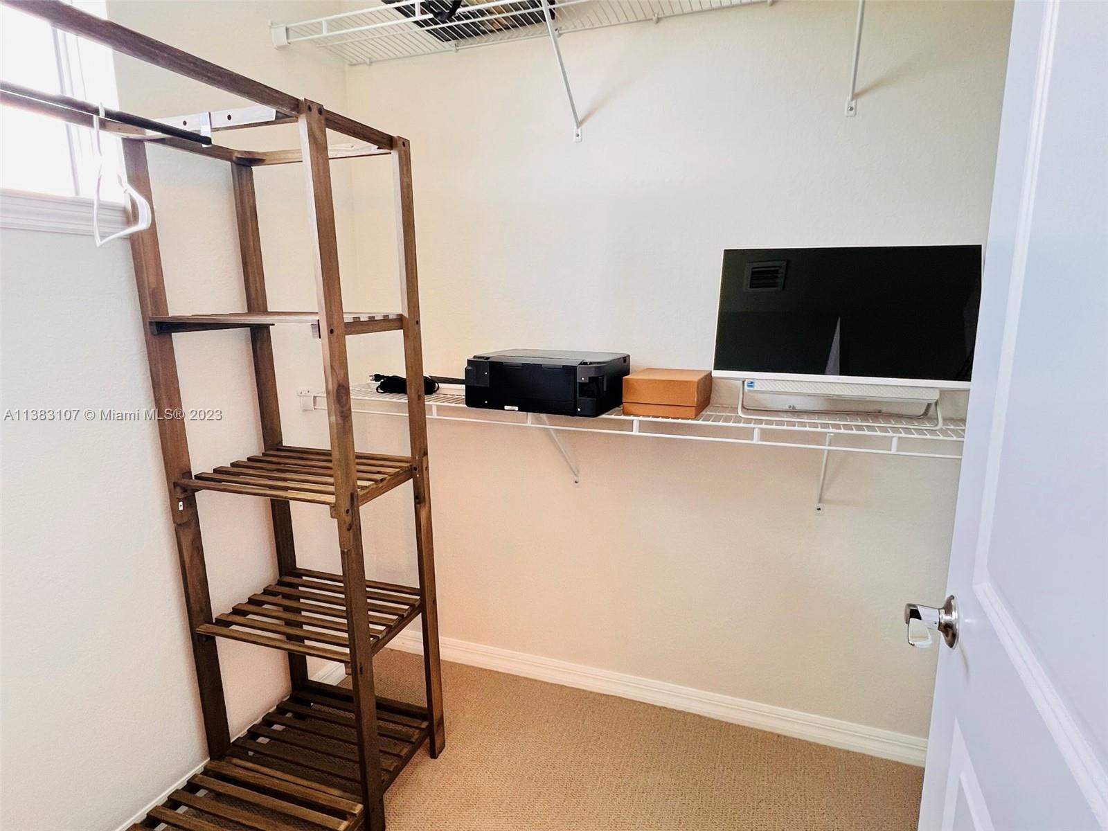 HILLCREST COUNTRY CLUB NO - Residential Lease