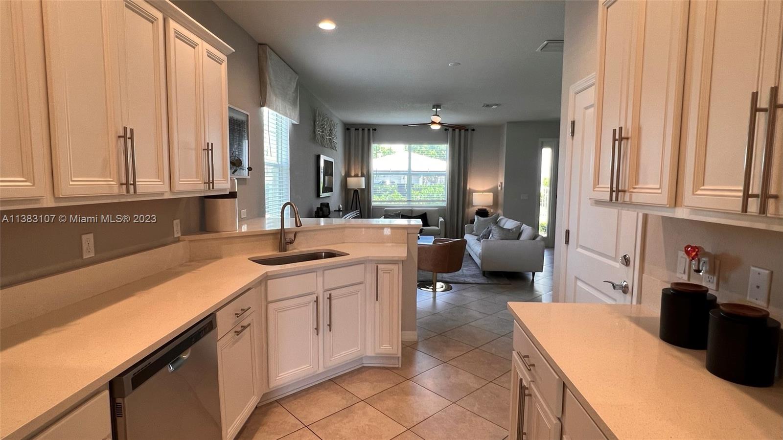 HILLCREST COUNTRY CLUB NO - Residential Lease