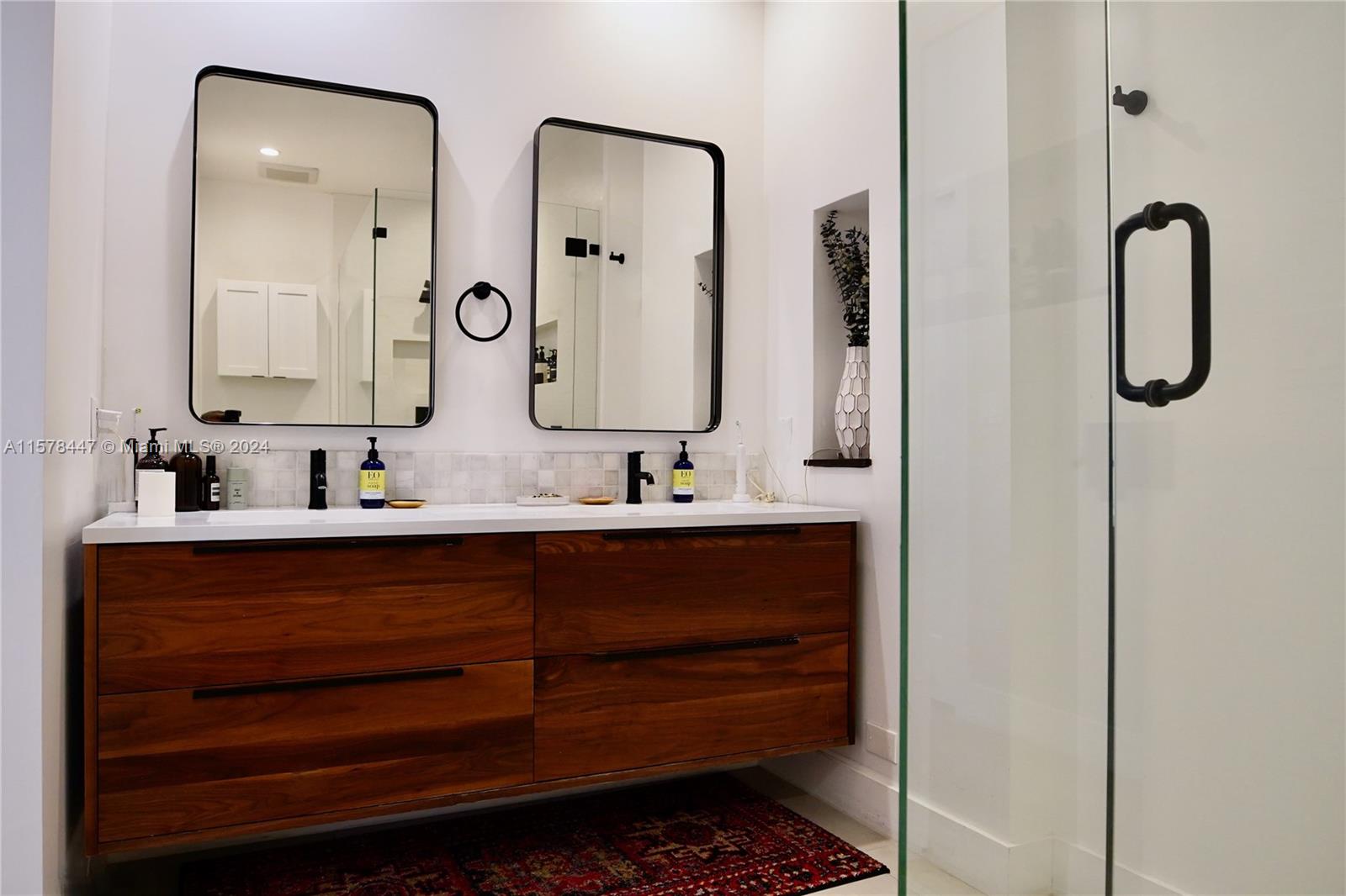 ORANGE POUNDS CONDO - Residential