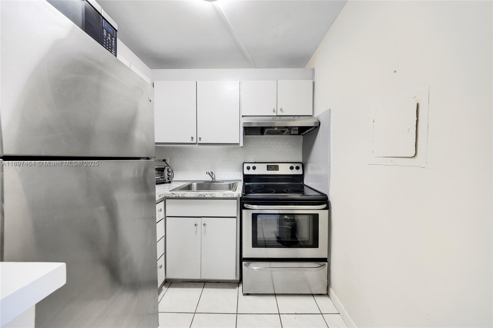 BAYSHORE YACHT & TENNIS C - Residential Lease