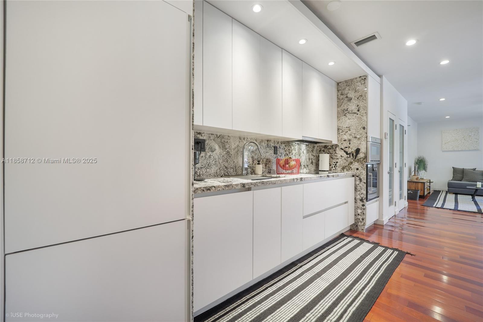Stylish and sun-filled corner one-bedroom residence featuring a spacious living area and a sleek modern kitchen. Offers two bathrooms, a generous walk-in closet, and in-unit washer and dryer. Located just one block from Lincoln Road with dedicated parking. Enjoy resort-style amenities including a pool, all in the heart of the city’s vibrant urban lifestyle.
