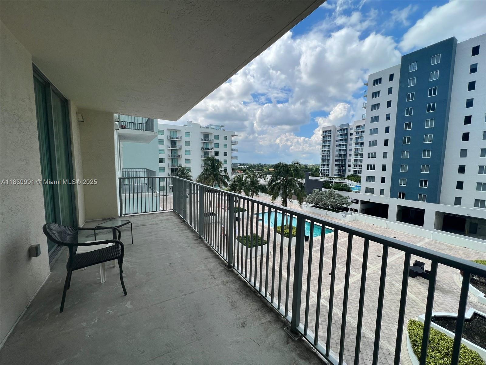 HOLLYWOOD STATION RES CON - Residential