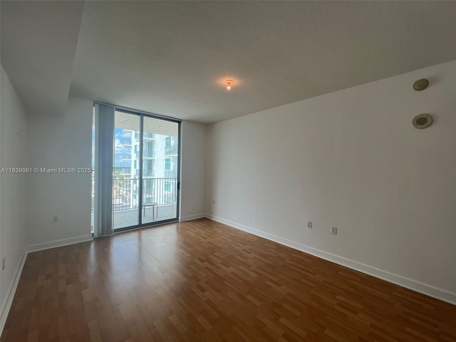 HOLLYWOOD STATION RES CON - Residential