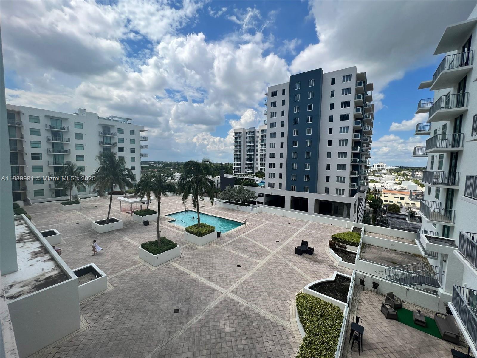 HOLLYWOOD STATION RES CON - Residential