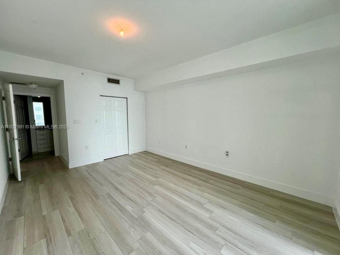 HOLLYWOOD STATION RES CON - Residential