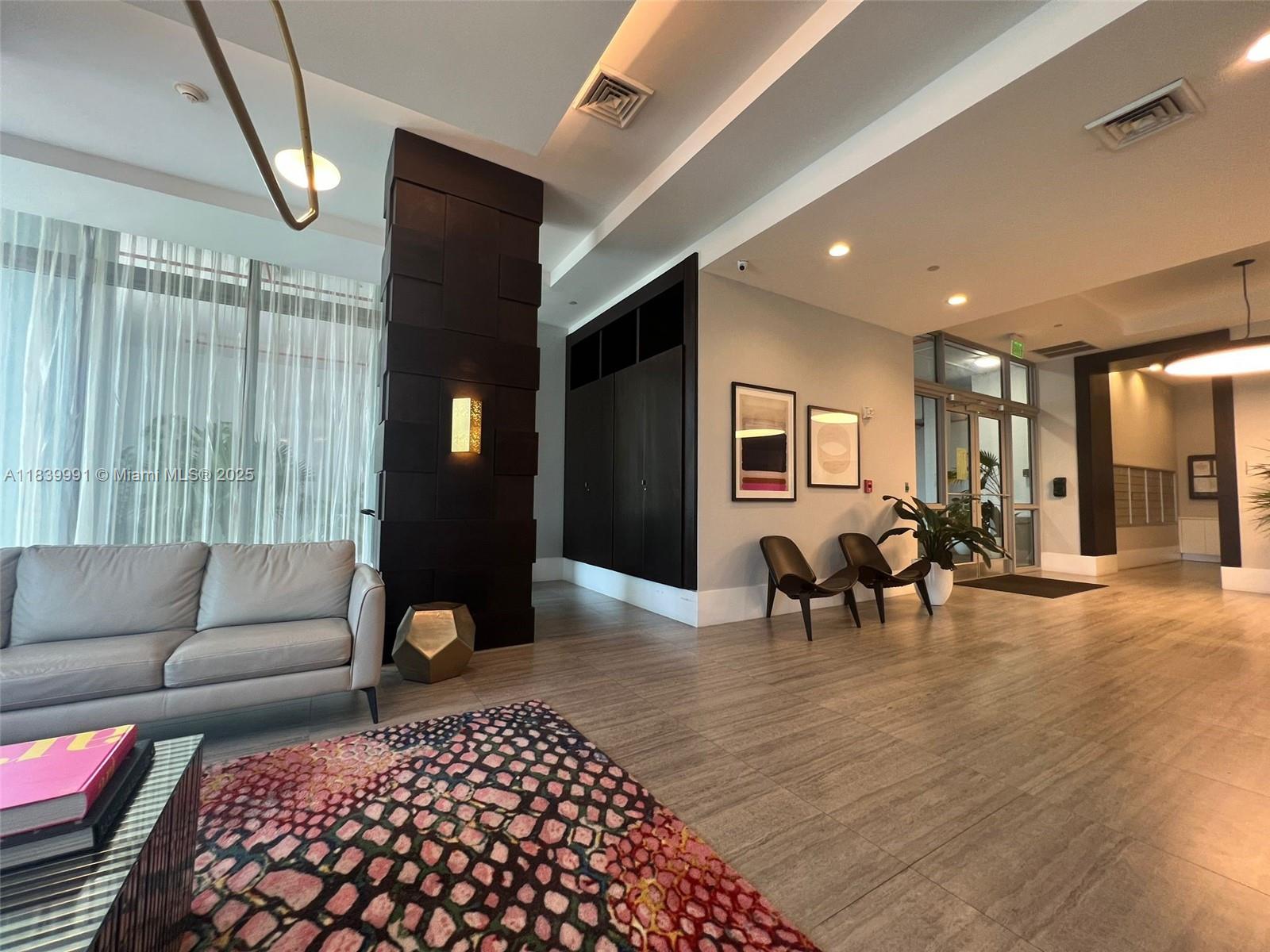 HOLLYWOOD STATION RES CON - Residential