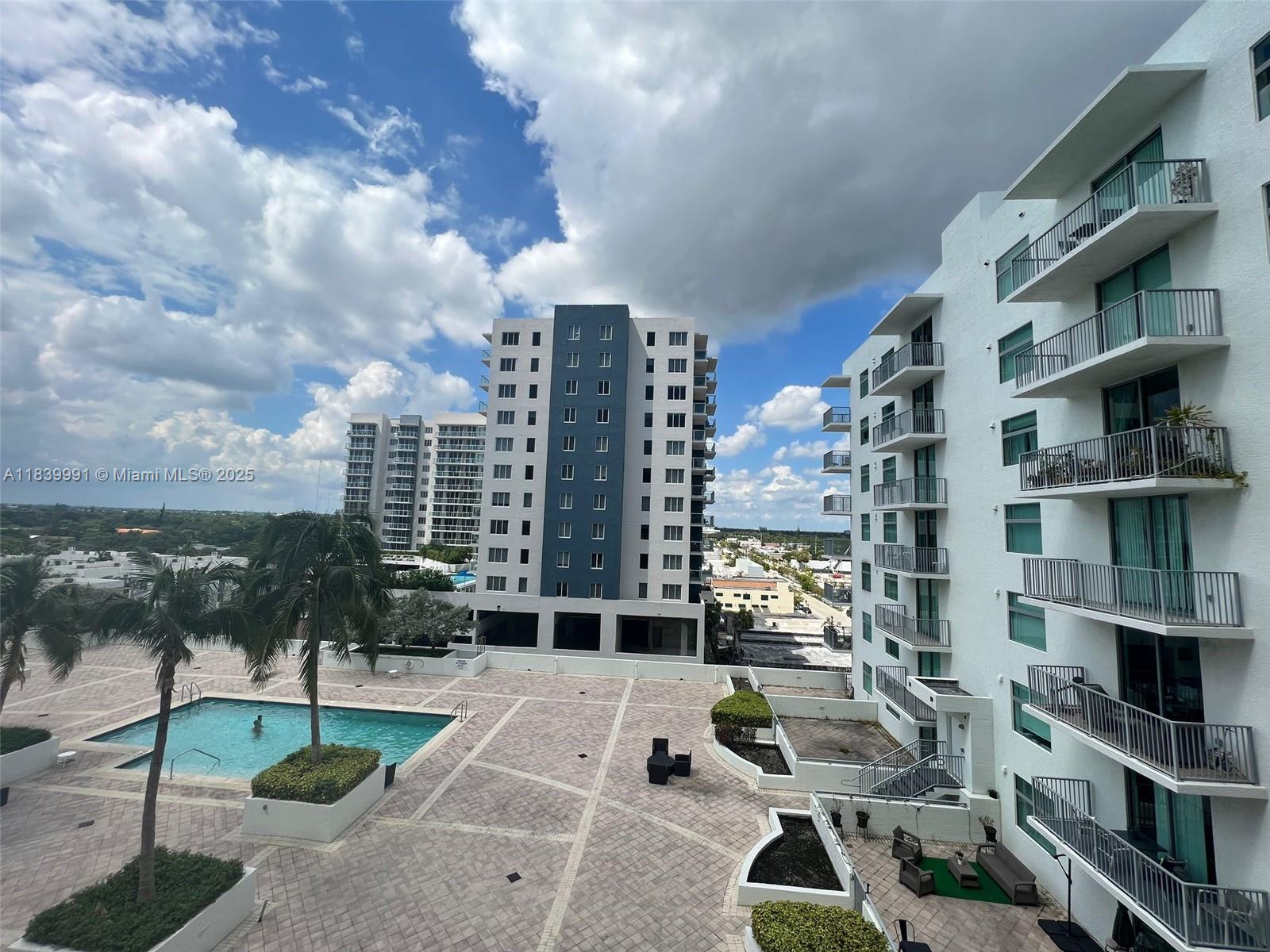 HOLLYWOOD STATION RES CON - Residential