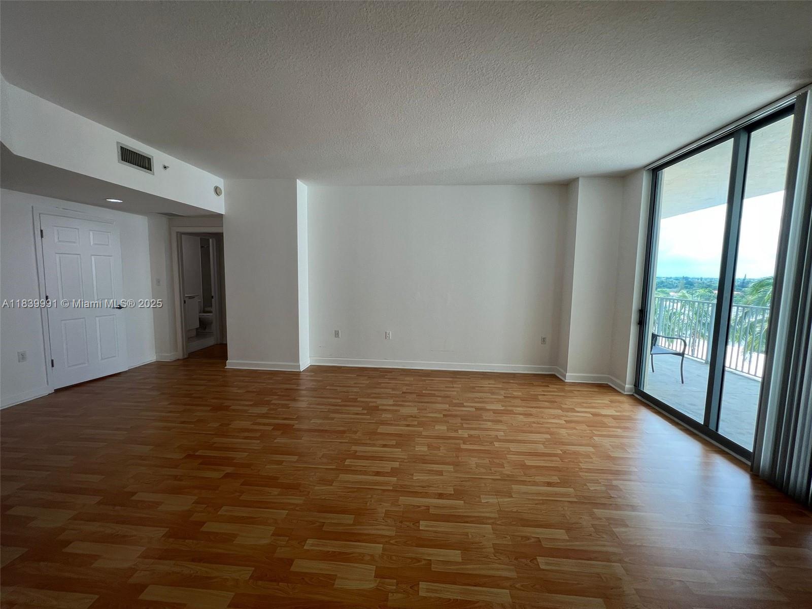 HOLLYWOOD STATION RES CON - Residential