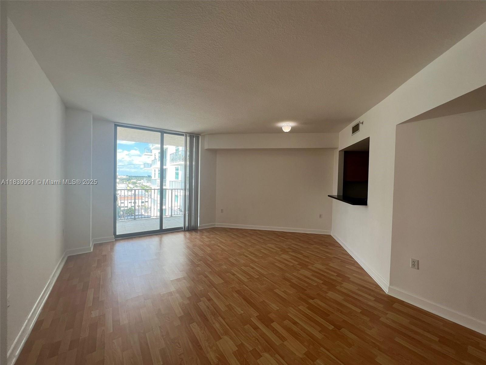 HOLLYWOOD STATION RES CON - Residential