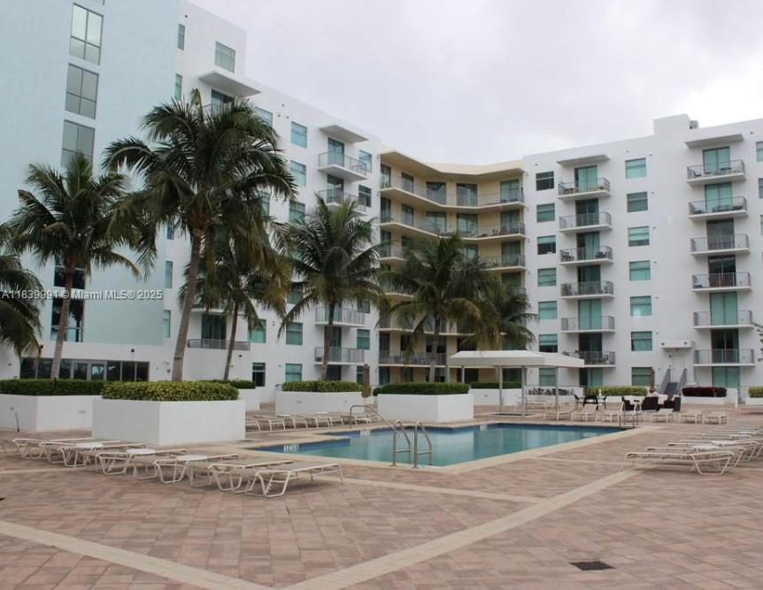 HOLLYWOOD STATION RES CON - Residential