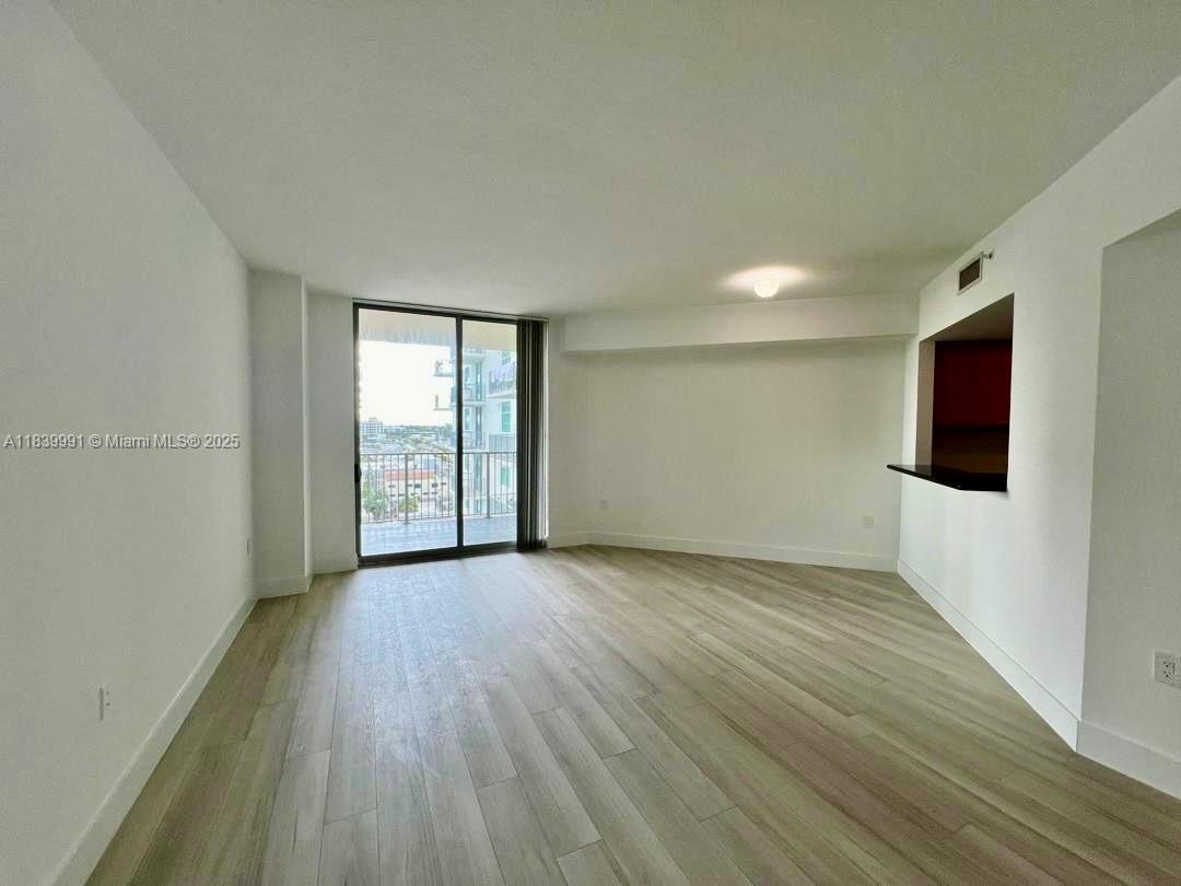 HOLLYWOOD STATION RES CON - Residential