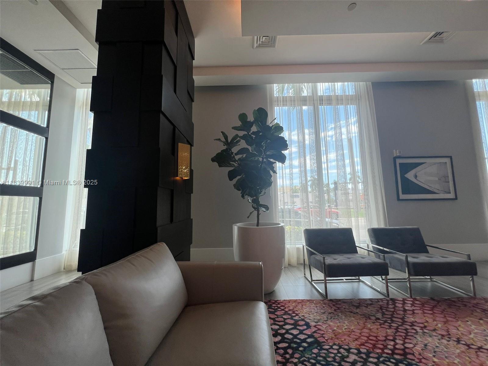 HOLLYWOOD STATION RES CON - Residential