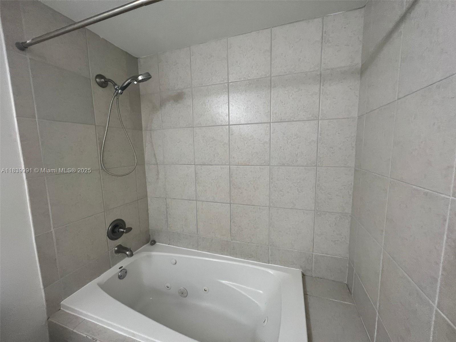 HOLLYWOOD STATION RES CON - Residential