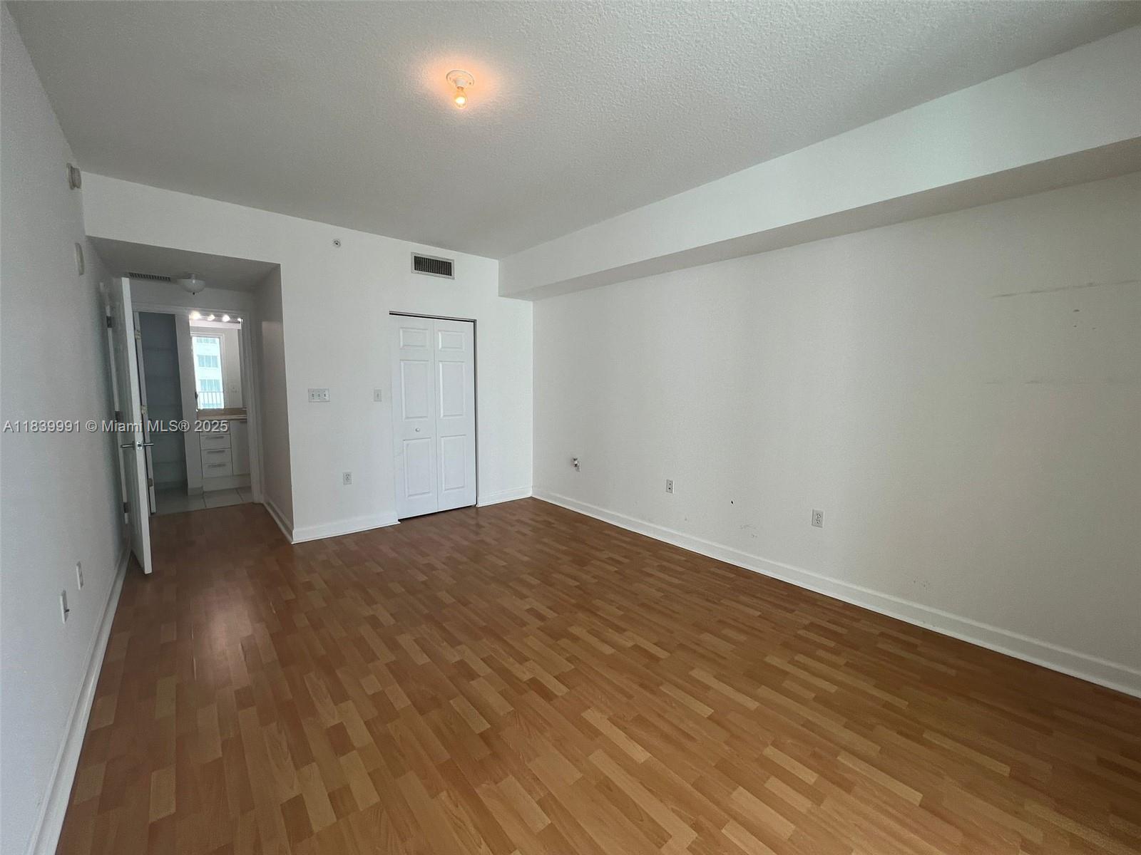 HOLLYWOOD STATION RES CON - Residential