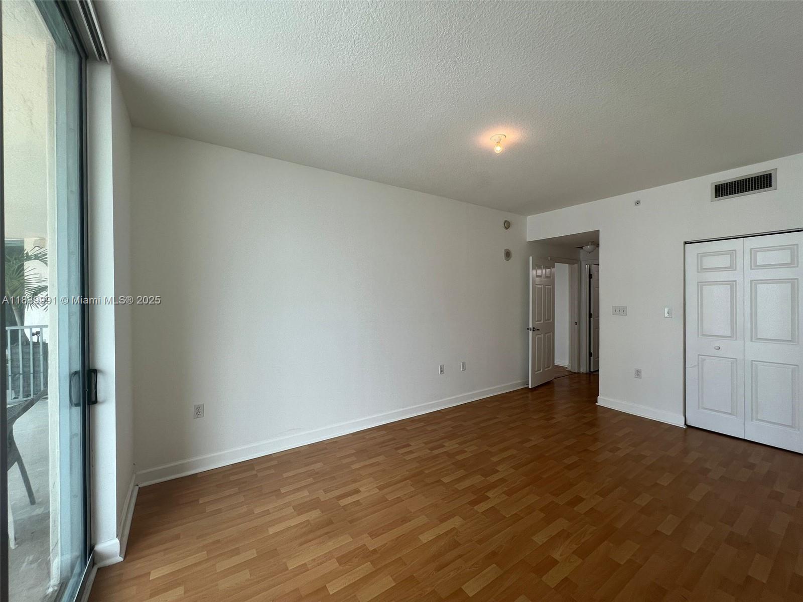 HOLLYWOOD STATION RES CON - Residential