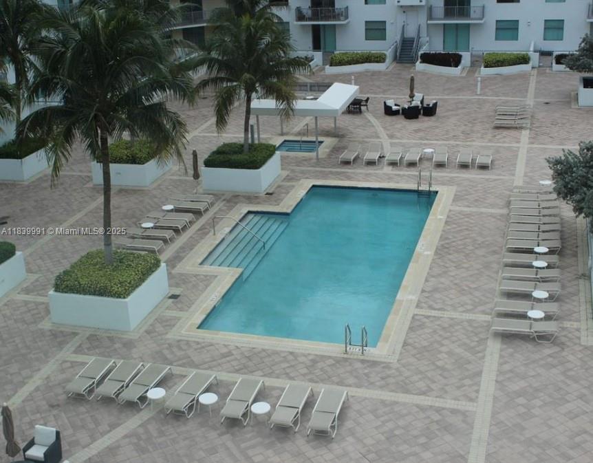 HOLLYWOOD STATION RES CON - Residential