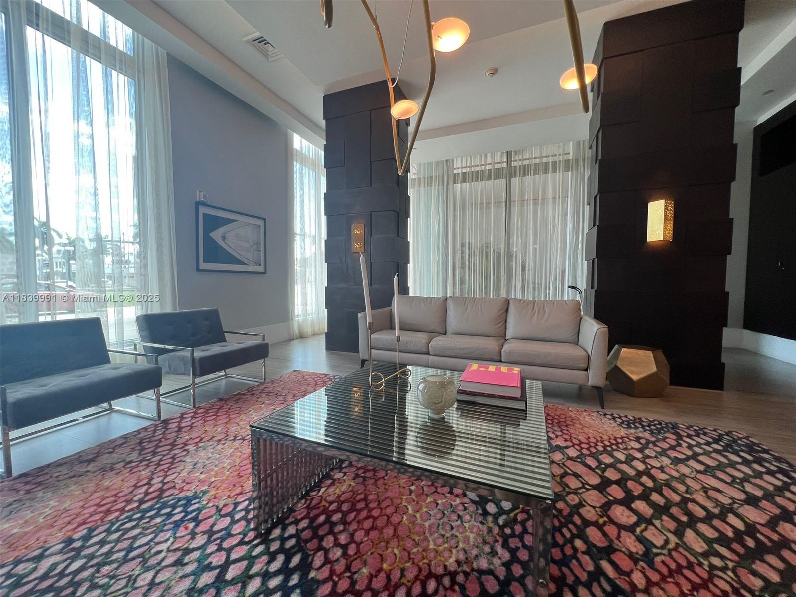 HOLLYWOOD STATION RES CON - Residential