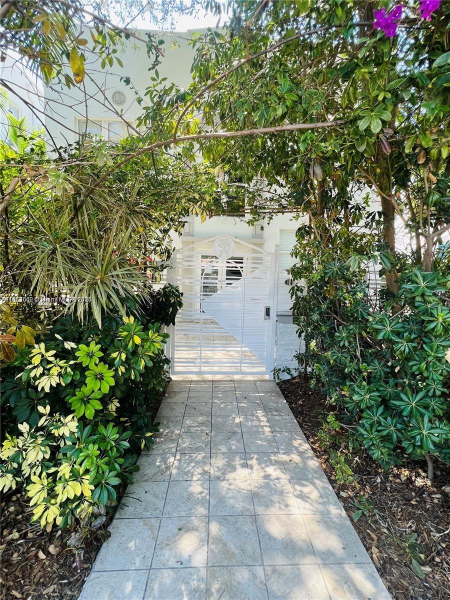LOW PRICE RENTAL IN THE AREA FOR THIS BEAUTIFUL 1/1 WITH CENTRAL AC LOCATED ON THE SECOND FLOOR OF REMODELED OHIO BUILDING, PLACE IS READY TO MOVE, CALL ME FOR SHOWINGS