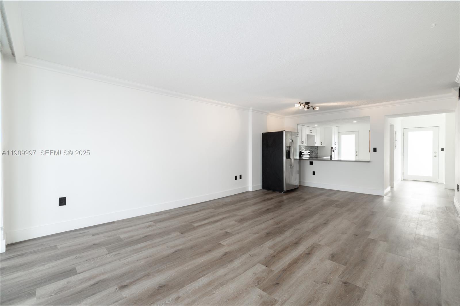 ROYAL BAHAMIAN WEST - Residential