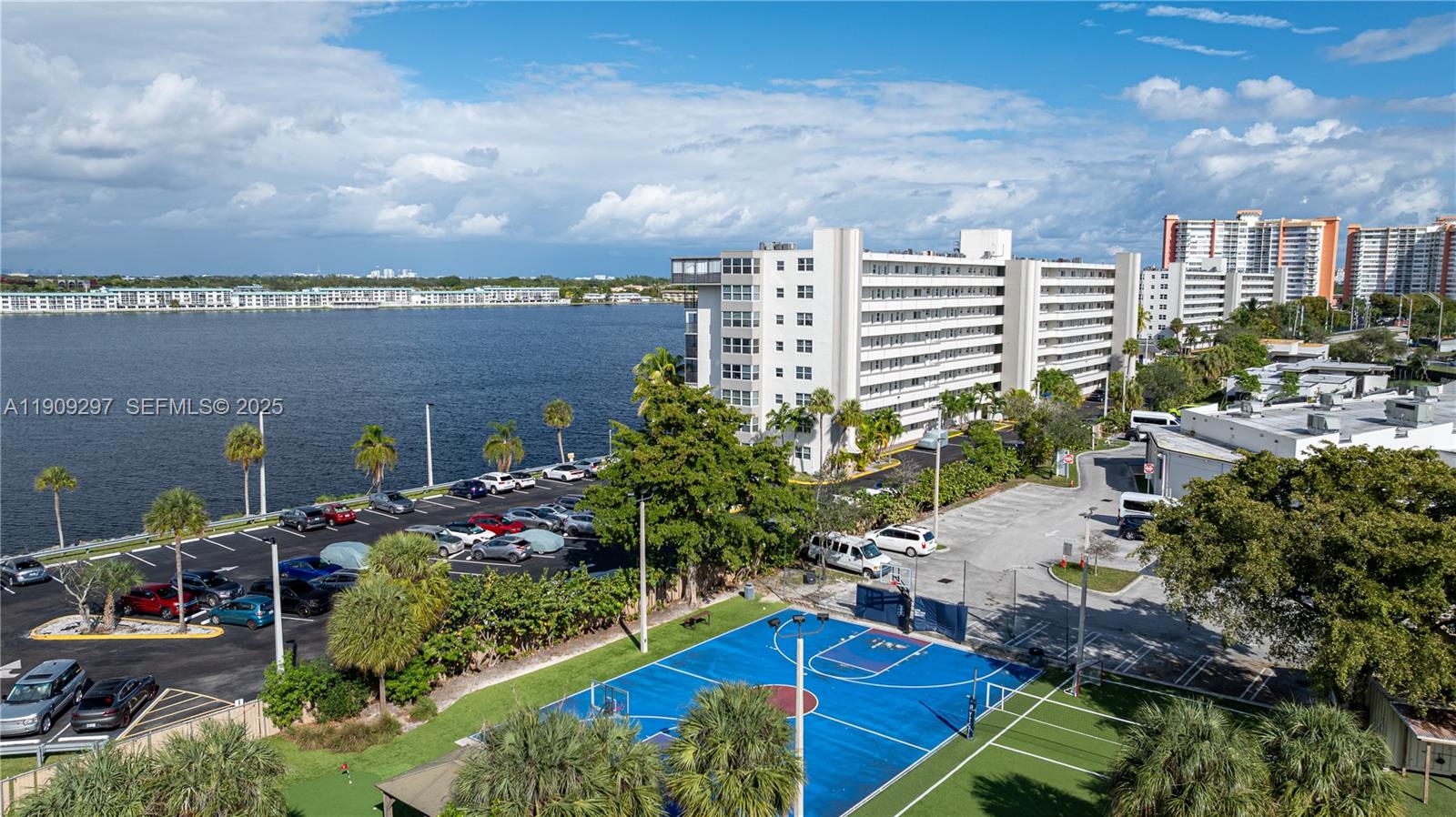 1075 NE Miami Gardens Dr 707