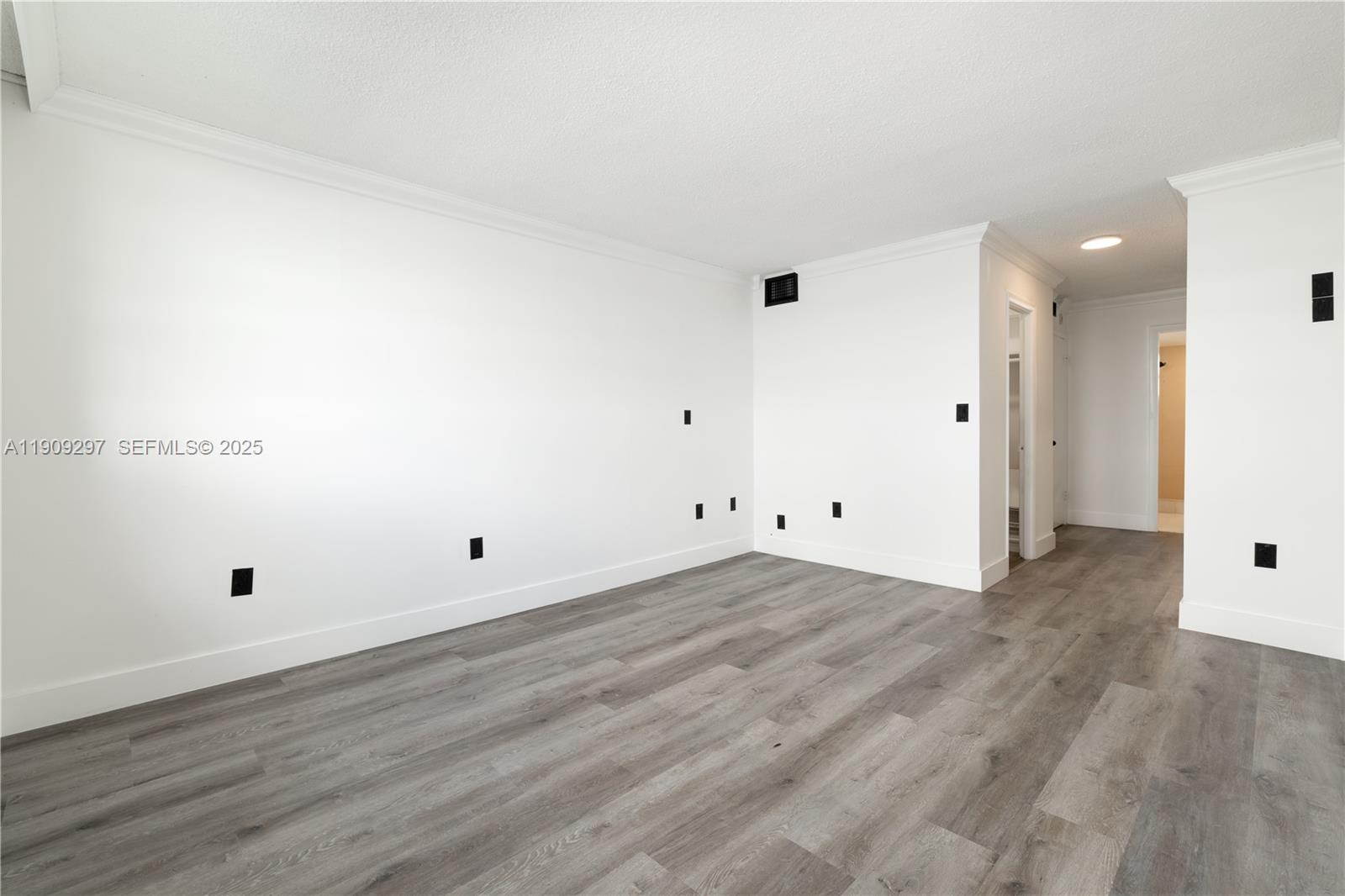 ROYAL BAHAMIAN WEST - Residential