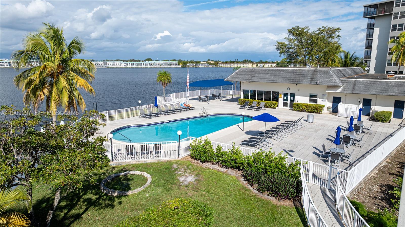 ROYAL BAHAMIAN WEST - Residential