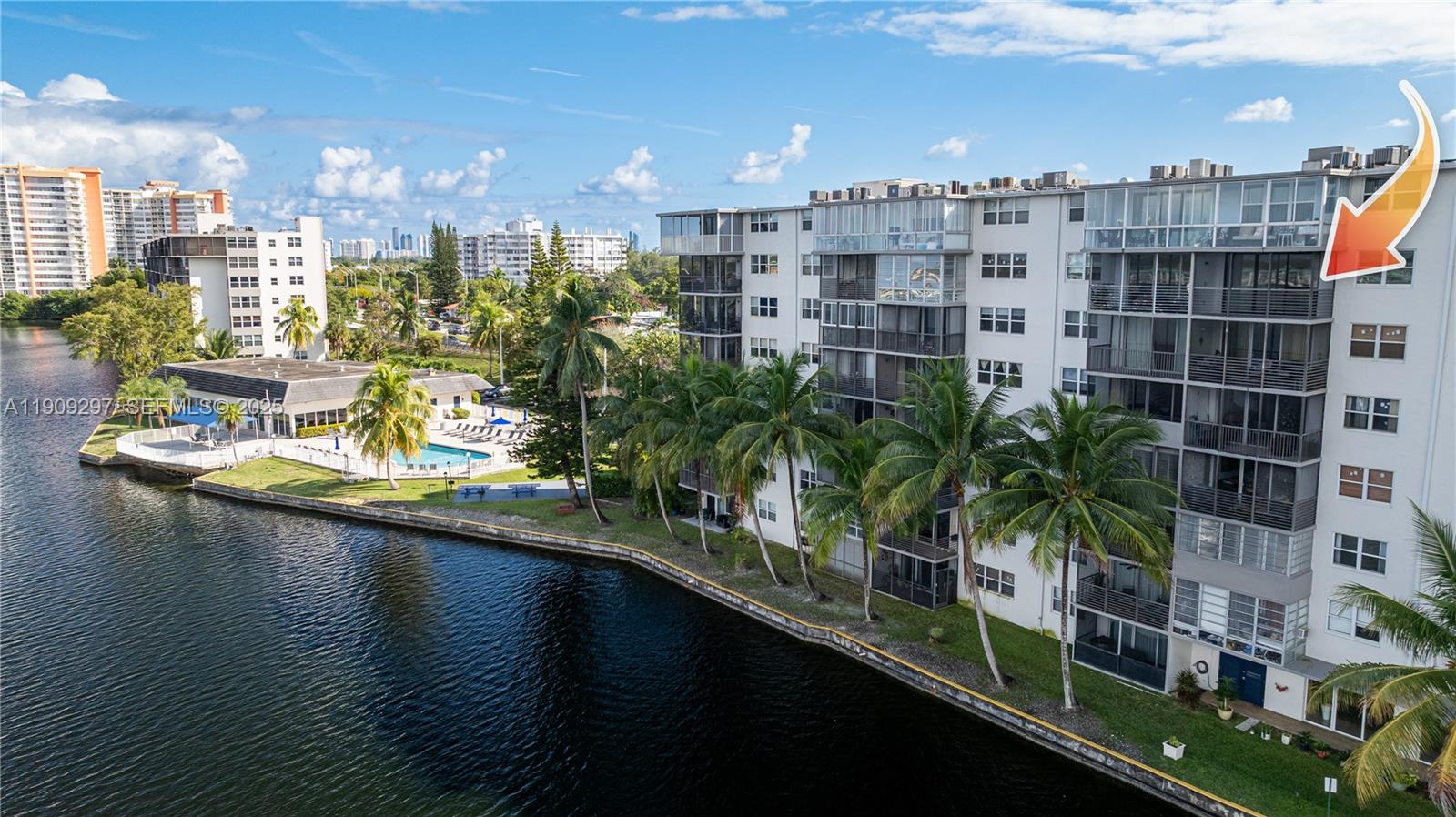 ROYAL BAHAMIAN WEST - Residential