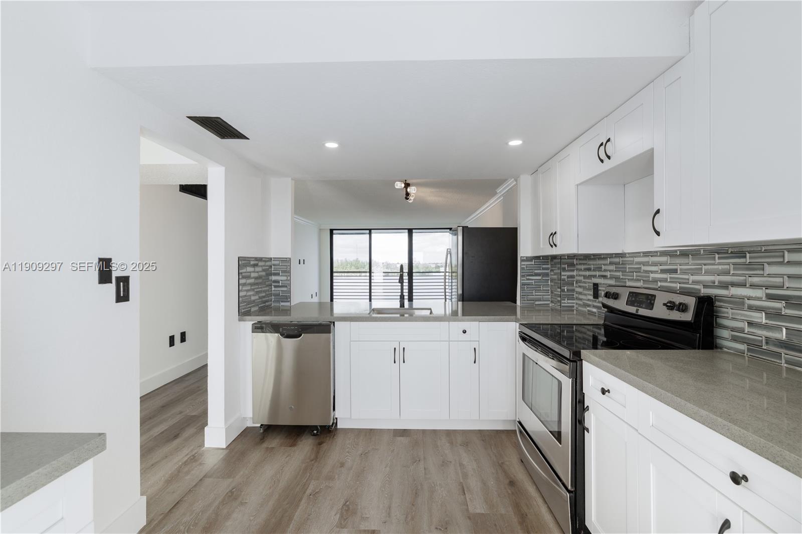 ROYAL BAHAMIAN WEST - Residential