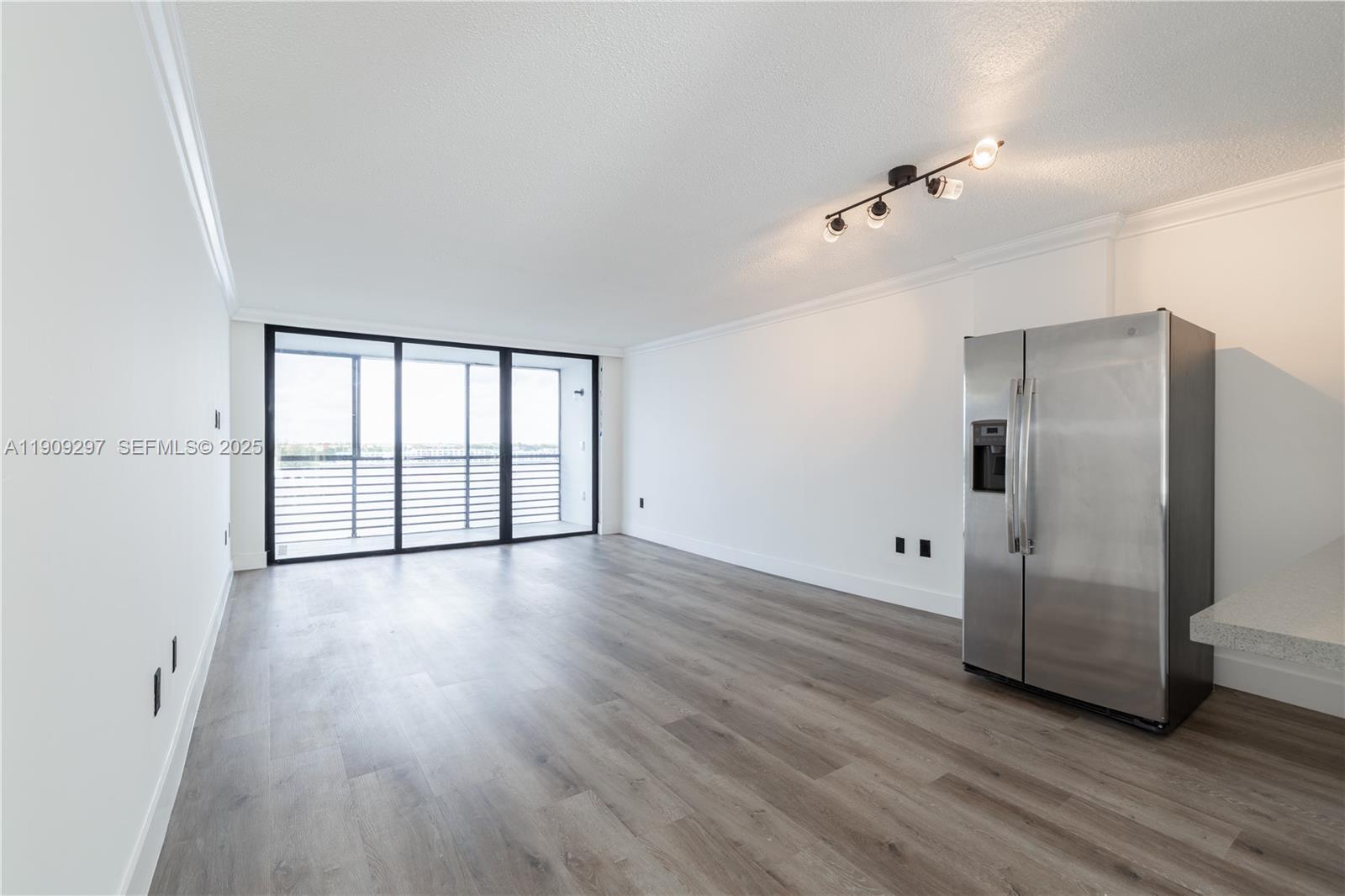 ROYAL BAHAMIAN WEST - Residential