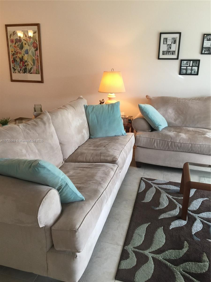 HOLLYBROOK GOLF & TENNIS - Residential