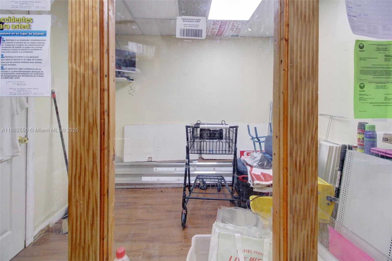 Main image without alt text