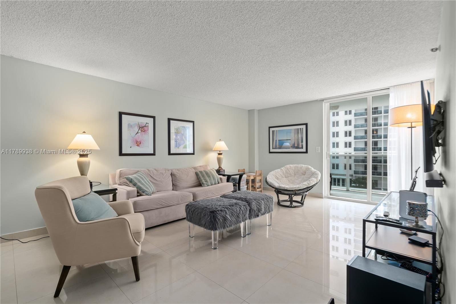 2401 Collins Ave 705