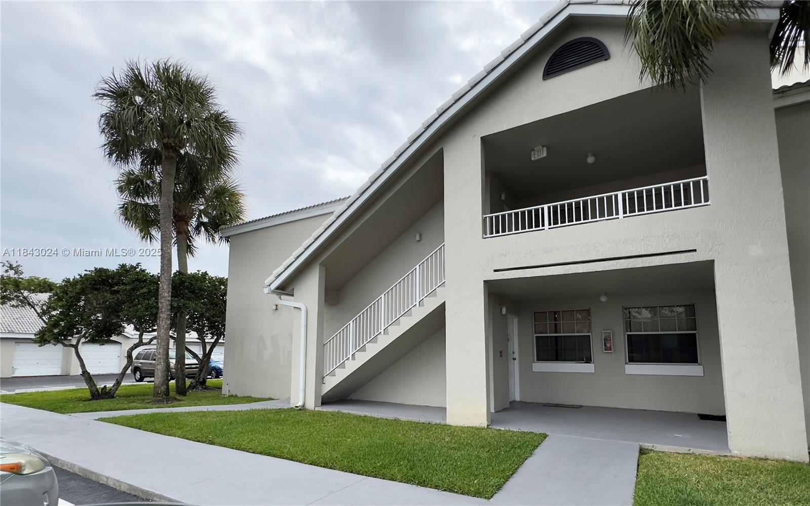 Spacious 1-bedroom, 1-bathroom condo located in the well-maintained community of Lakeview Club. Open floor plan with large bedroom, walk-in closet. Full-size washer/dryer in the unit. The community features amazing amenities including 3 pools, 2 hot tubs, BBQ grills, a fitness center, clubhouse. There is a 24-hour security patrol Located close to the beach, airport, and downtown Fort Lauderdale.