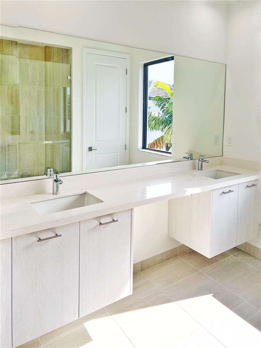 DOWNTOWN DORAL SOUTH PHAS - Residential
