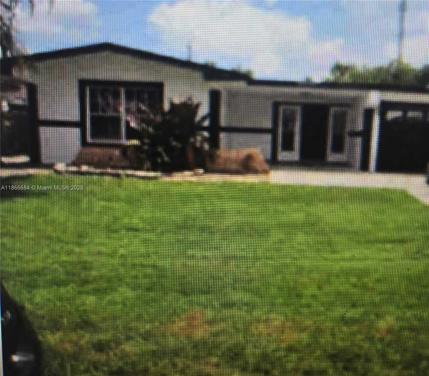 Great 3 bedroom, 2 bathroom house with a lot of potential! This property offers a great layout with a lot of nice features. Great space for family and friends, updated ROOF with permit, spacious kitchen, and huge backyard
Great for investment or first time home owners