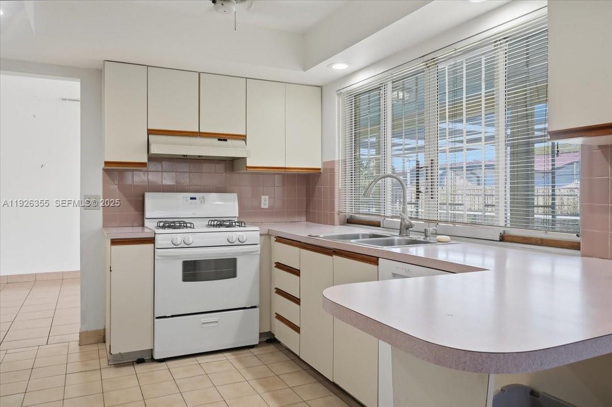 SUNRISE GOLF VILLAGE SEC - Residential