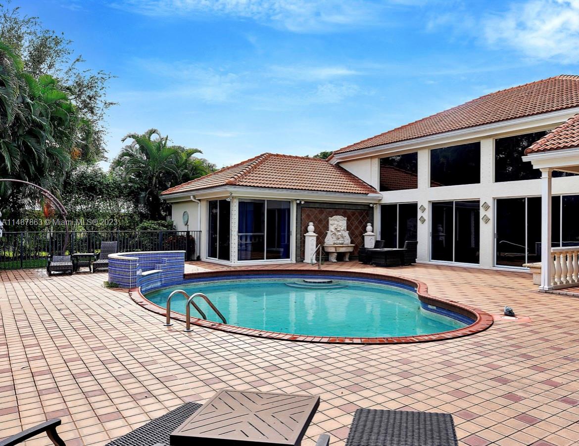 BREAKERS WEST 11 - Residential