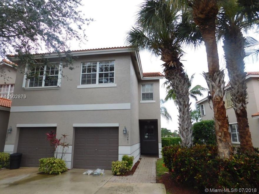 Bright corner townhouse features 3 bedrooms, 2.5 bathrooms and 1 car garage located within walking distance to Chris Evert Tennis Academy and Boca Prep International School. Enjoy beautiful lake views from the fully screened patio. The property is part of the Mission Bay Community which offers resort style amenities such as heated lakefront salt water pool and kiddie pool. multiple tennis courts and fitness center.