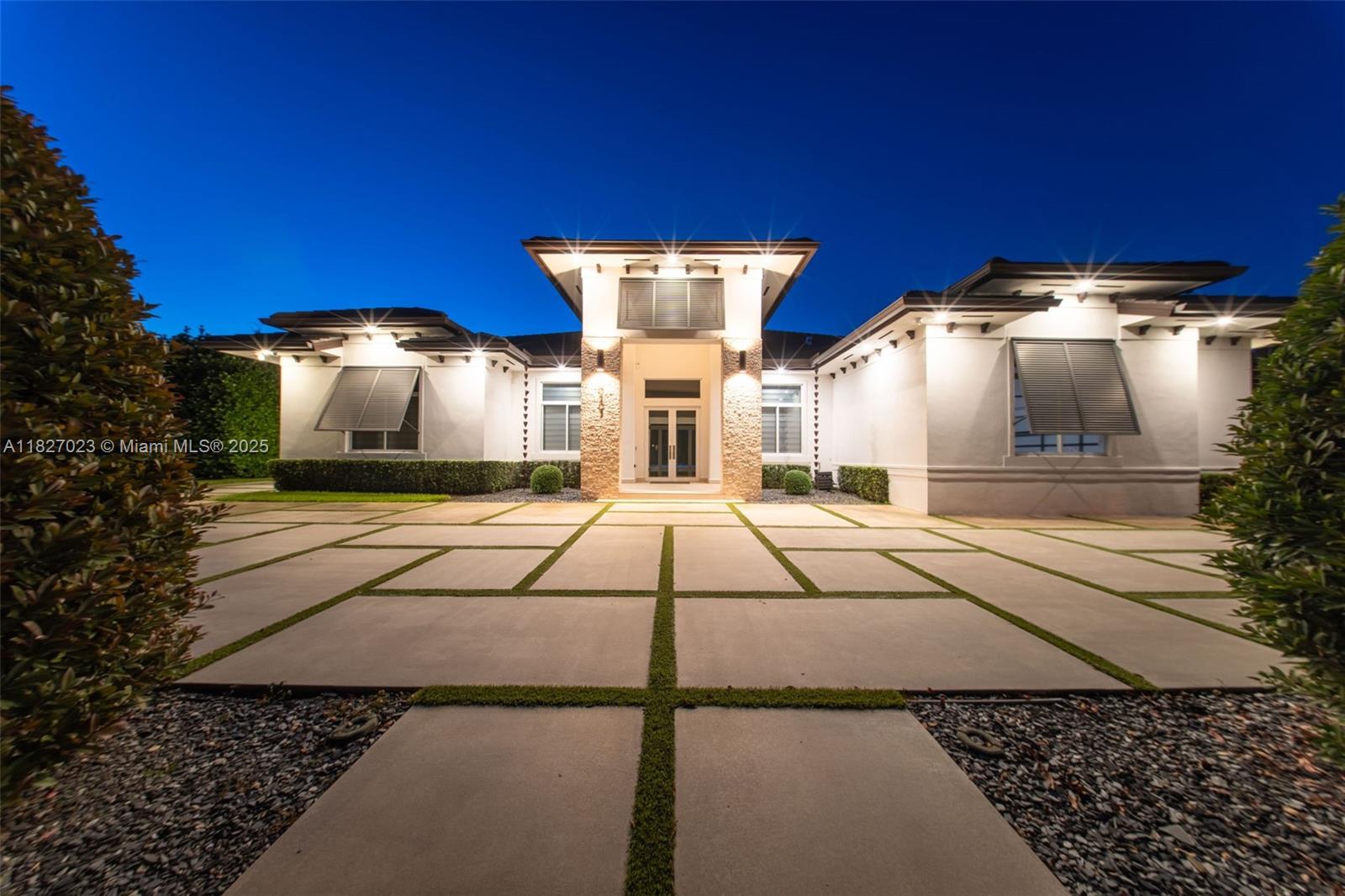 This one-of-a-kind gem is a luxurious property with top-of-the-line finishes throughout. The thoughtfully designed
floor plan offers both style and functionality, creating a seamless flow perfect for entertaining and everyday living.
A beautiful pool provides a private oasis, ideal for relaxation and enjoyment. Located in a prime area, this home is
just moments away from premier shopping destinations and an abundance of dining options, ensuring convenience
and vibrant city life right at your doorstep. Don’t miss out on this unique opportunity to own a property that truly
stands out.