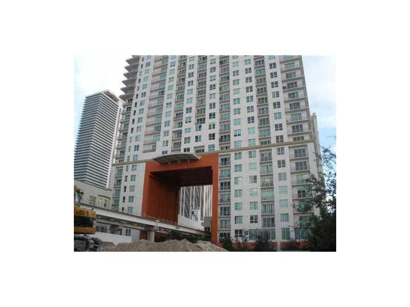 VACANT READY TO MOVE IN ASAP. Great Unit, Great Landlord, Needs Great Tenant! 2 Pools, Great Gym and Community Room. Experience the BEST of Downtown for Less. Enjoy true Downtown living now. Full Service Building offering concierge service, amazing vi ews from State of the art gym and roof top pool. Building has everything you can expect from a new contemporary condo. Close to all major highways, beaches and hospitals. Additional features include: Sauna, Jacuzzi and Clubroom.