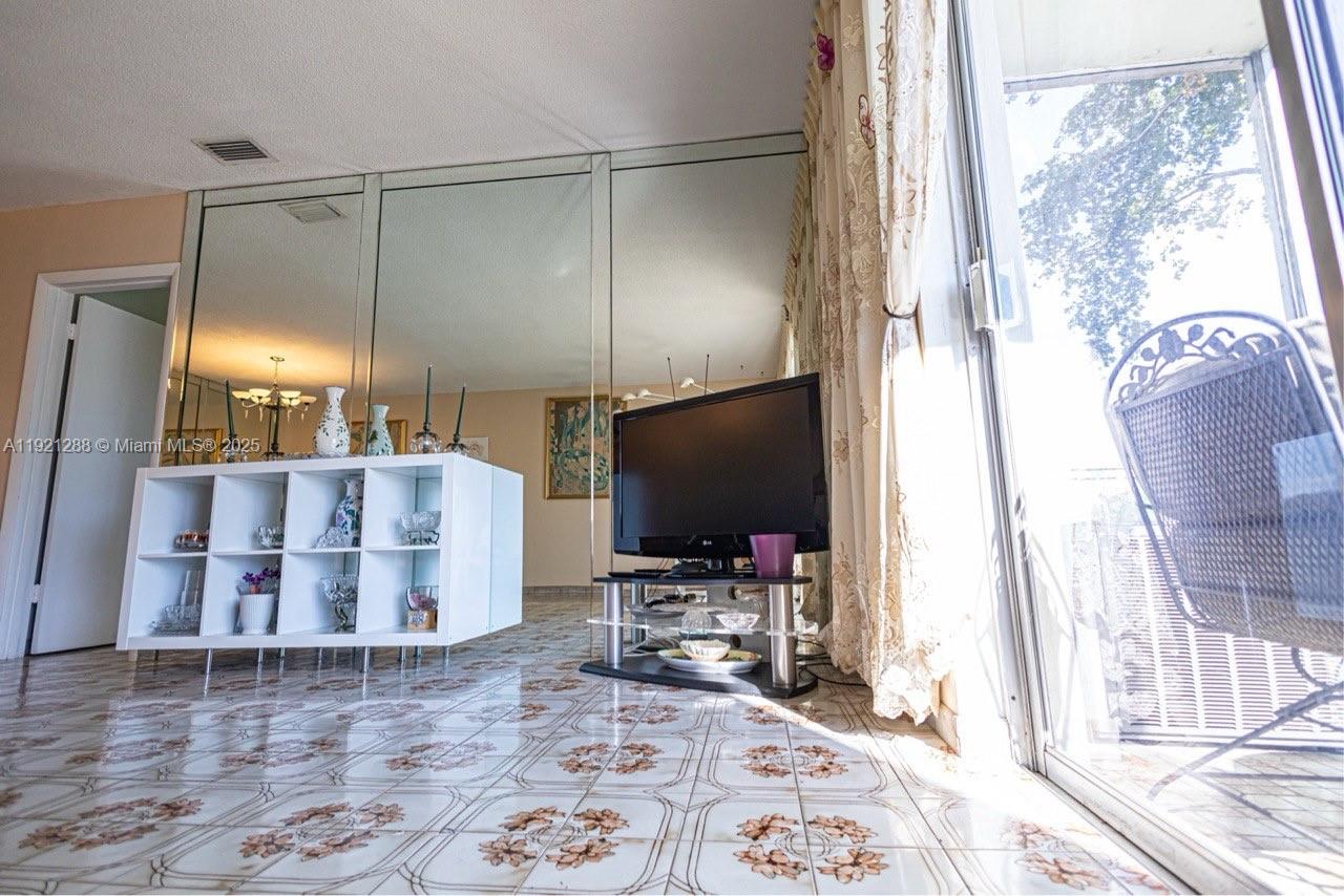 MAR-LEN GARDENS NO 12 COR - Residential