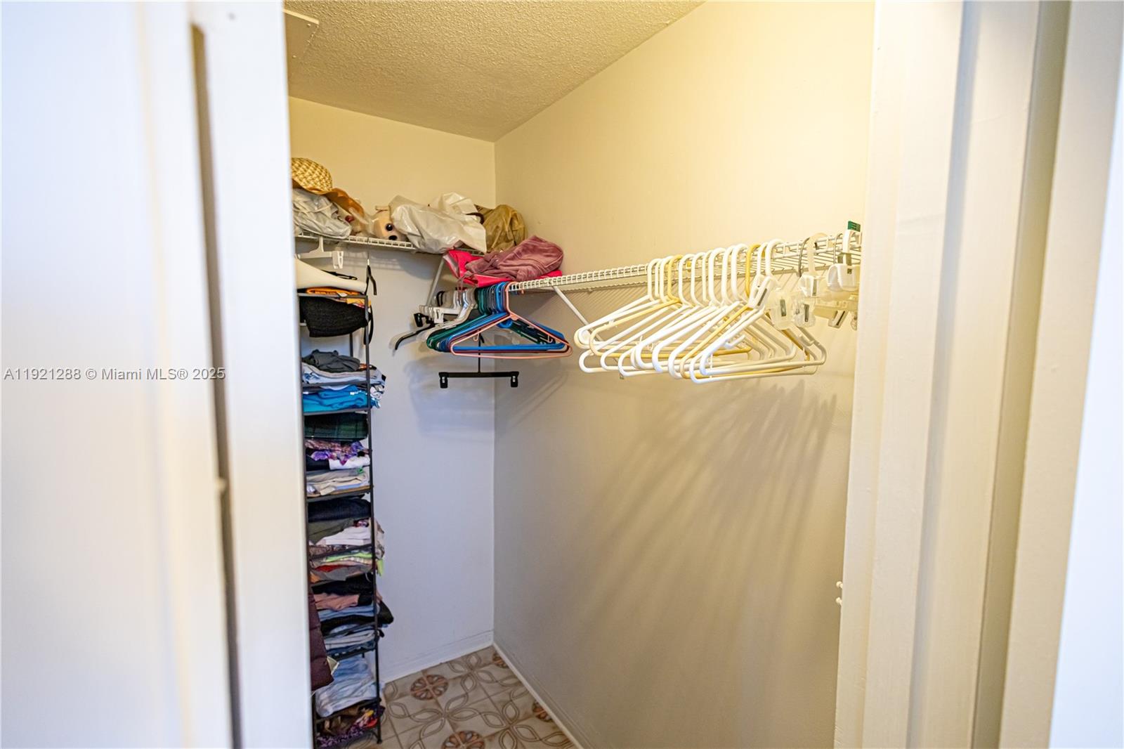 MAR-LEN GARDENS NO 12 COR - Residential