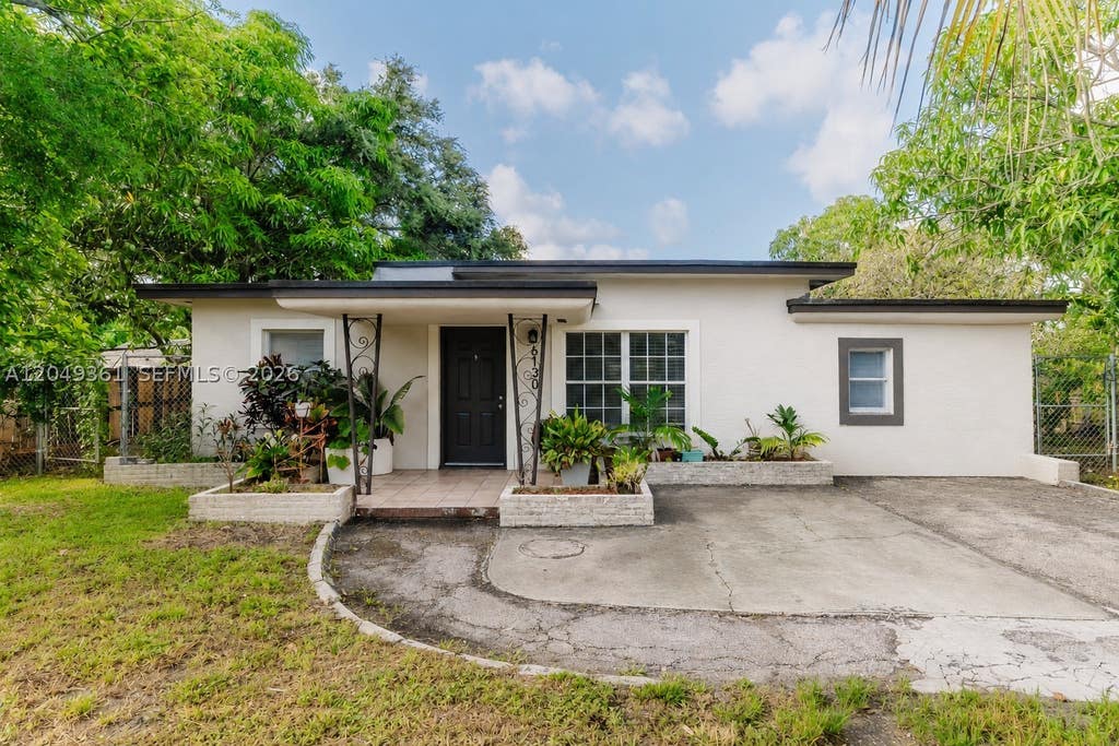 Photo of 6130 Flagler St, Hollywood, FL 33023 (MLS # A12049361)