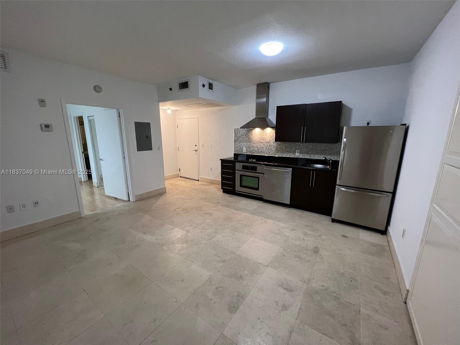 Remodeled spacious apartment in this cozy and very well maintained Art-Deco Building, in the heart of South Beach. Stainless & Steal appliances, walk-in closet. Washer/dryer hookups in the unit. Close to Lincoln rd and the beach. Available from NOW. Only long term.